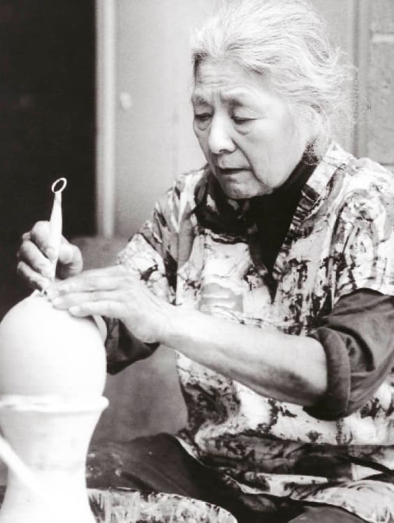 Toshiko in her studio, Quakertown, New Jersey. Photograph by Andrea Baldeck.
