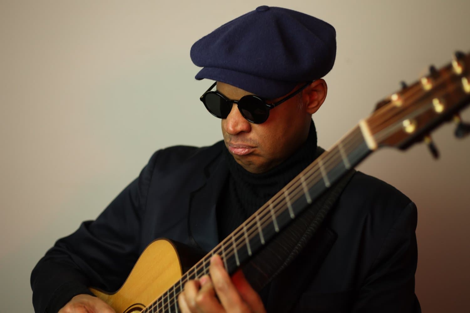 Raul Midon posing with his guitar